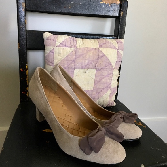 🔴 SOLD Cami Suede Natural Pumps with Bow - Picture 2 of 6